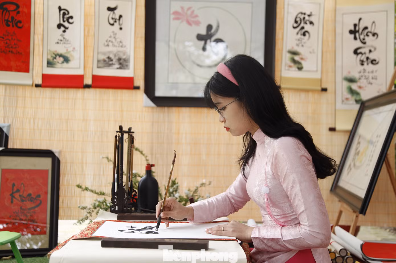 Dung đã học và viết thư pháp được 6 năm. Đây là năm thứ 2, cô đồ Dung viết thư pháp tại chùa Bổ Đà vào những ngày Tết. Ảnh: Nguyễn Thắng