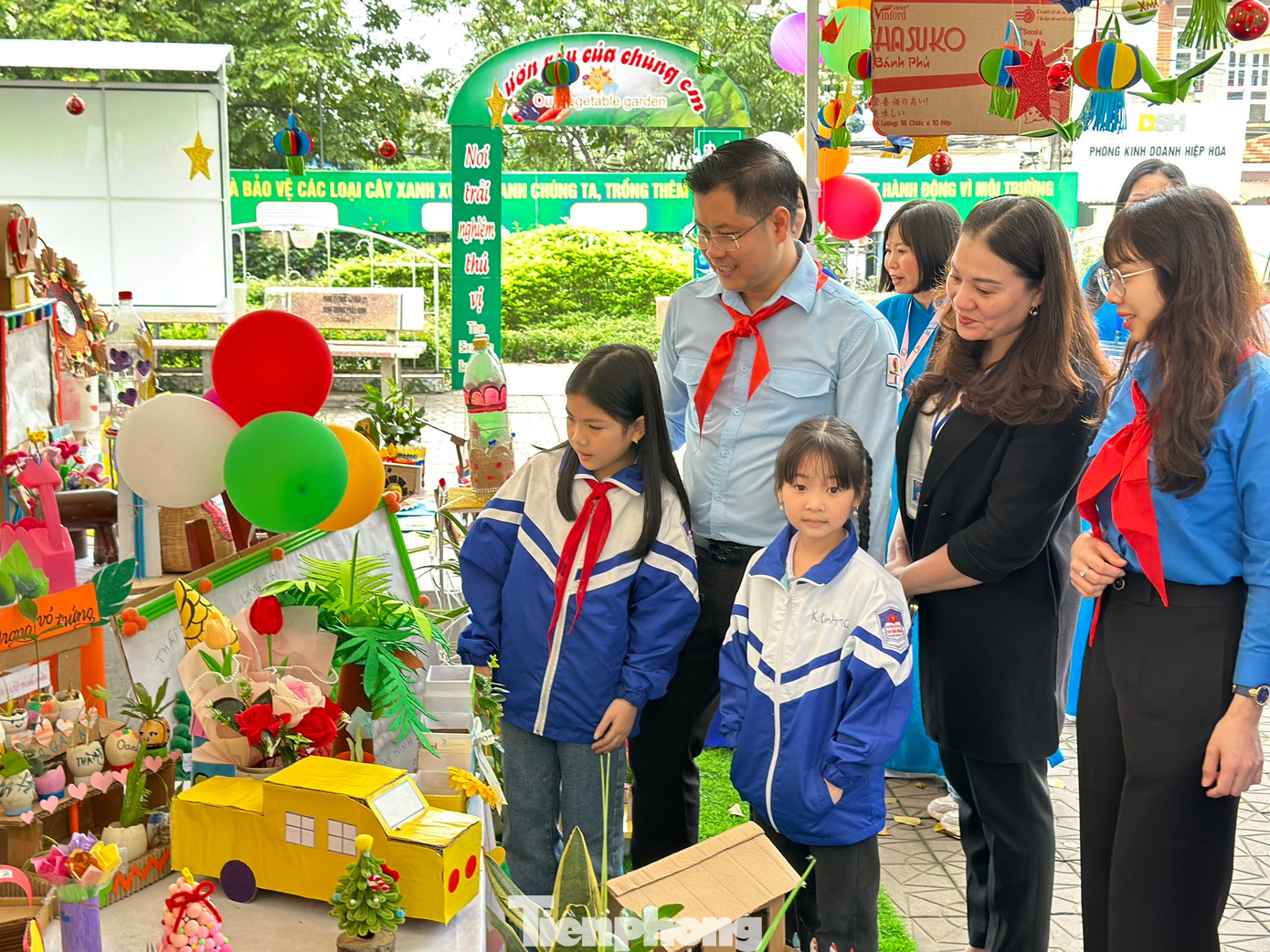 Lãnh đạo Tỉnh Đoàn Bắc Giang tham quan mô hình của các em thiếu nhi. Lãnh đạo Tỉnh Đoàn Bắc Giang tham quan mô hình của các em thiếu nhi.