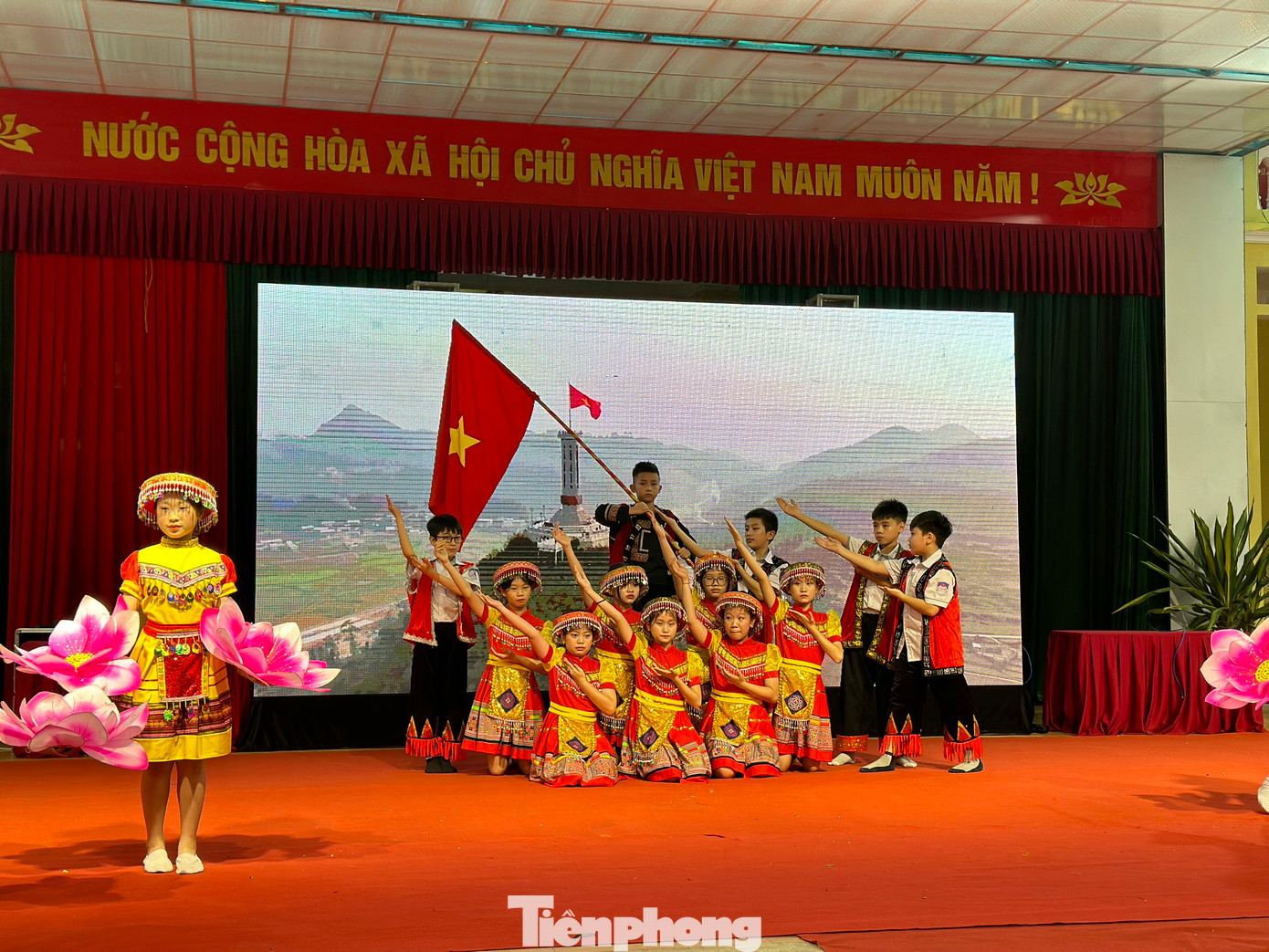 Một tiết mục văn nghệ của các em thiếu nhi tại chương trình. Một tiết mục văn nghệ của các em thiếu nhi tại chương trình.