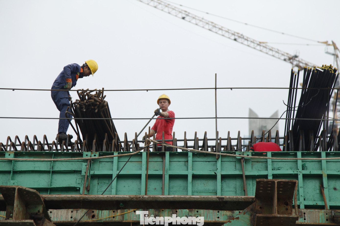 Công nhân thi công cầu Đồng Việt. Ảnh: Nguyễn Thắng Công nhân thi công cầu Đồng Việt. Ảnh: Nguyễn Thắng
