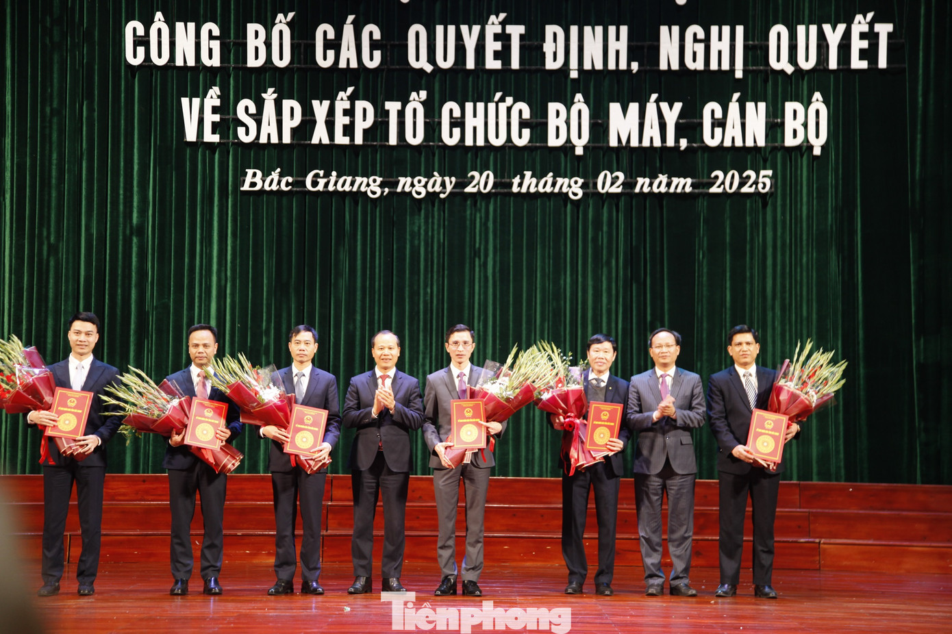 Lãnh đạo UBND tỉnh Bắc Giang tặng hoa chúc mừng lãnh đạo Sở Xây dựng. Ảnh: Nguyễn Thắng