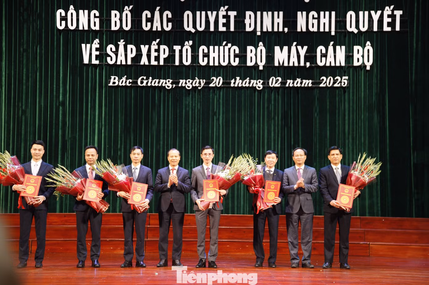 Lãnh đạo UBND tỉnh Bắc Giang tặng hoa chúc mừng lãnh đạo Sở Xây dựng. Ảnh: Nguyễn Thắng