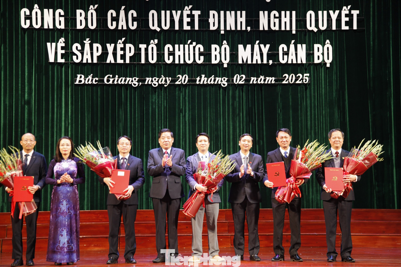 Lãnh đạo Tỉnh ủy và UBND tỉnh Bắc Giang tặng hoa chúc mừng lãnh đạo Ban Tuyên giáo và Dân vận tỉnh Bắc Giang. Ảnh: Nguyễn Thắng Lãnh đạo Tỉnh ủy và UBND tỉnh Bắc Giang tặng hoa chúc mừng lãnh đạo Ban Tuyên giáo và Dân vận tỉnh Bắc Giang. Ảnh: Nguyễn Thắng