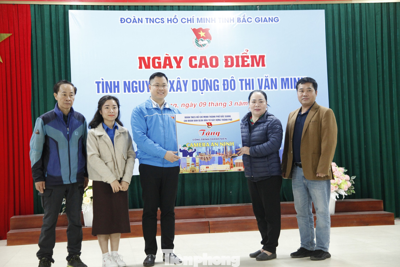 Lãnh đạo Tỉnh Đoàn Bắc Giang tặng công trình thanh niên thí điểm xây dựng tổ dân phố thông minh. Ảnh: Nguyễn Thắng Lãnh đạo Tỉnh Đoàn Bắc Giang tặng công trình thanh niên thí điểm xây dựng tổ dân phố thông minh. Ảnh: Nguyễn Thắng