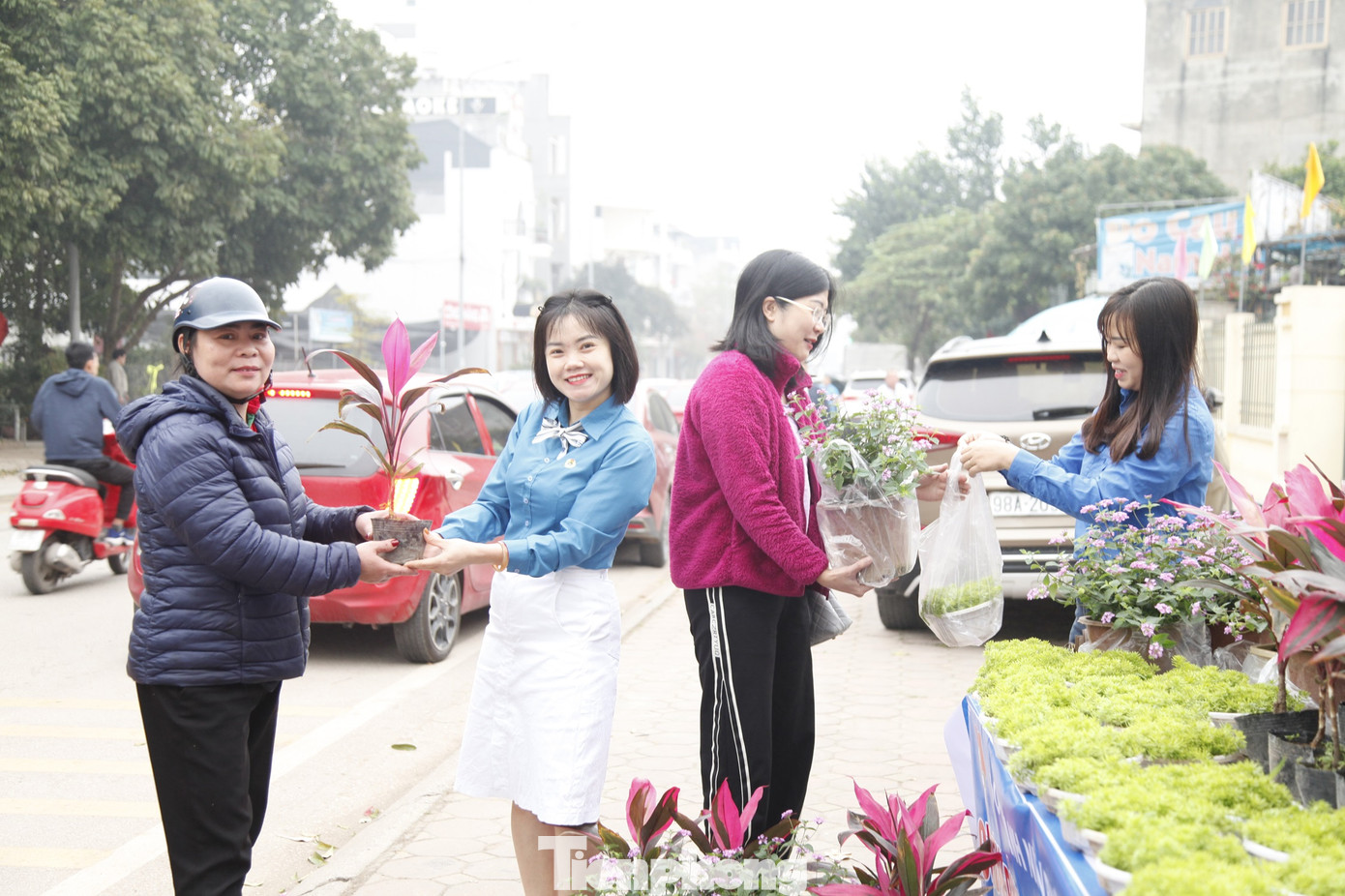 Người dân thành phố Bắc Giang đổi rác thải nhựa lấy cây xanh tại ngày cao điểm tình nguyện xây dựng đô thị văn minh. Ảnh: Nguyễn Thắng Người dân thành phố Bắc Giang đổi rác thải nhựa lấy cây xanh tại ngày cao điểm tình nguyện xây dựng đô thị văn minh. Ảnh: Nguyễn Thắng
