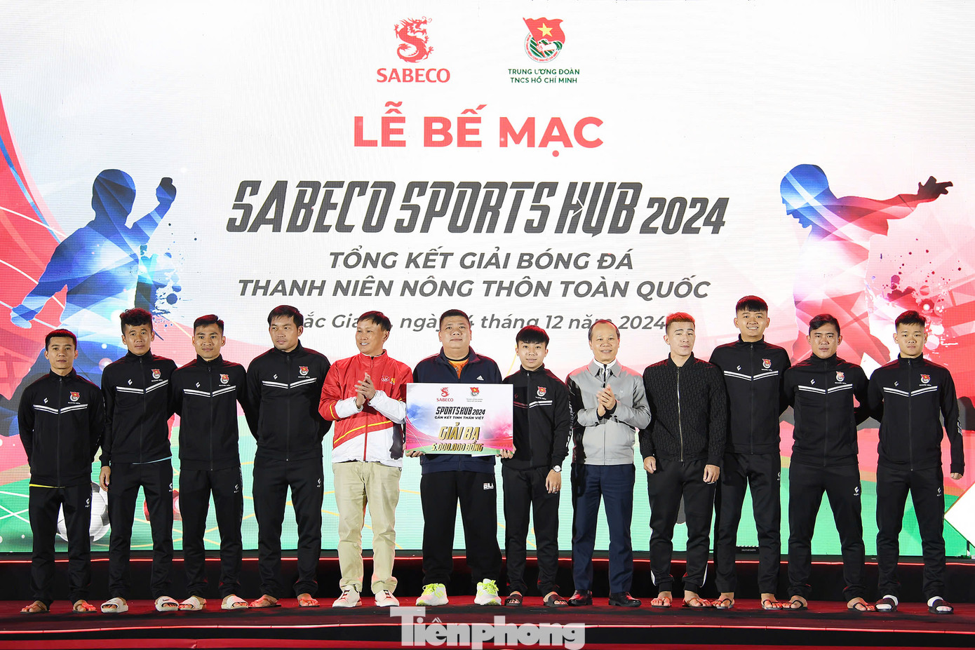 Quyền Chủ tịch UBND tỉnh Bắc Giang Mai Sơn trao cho đội bóng đạt giải Ba. Quyền Chủ tịch UBND tỉnh Bắc Giang Mai Sơn trao cho đội bóng đạt giải Ba.