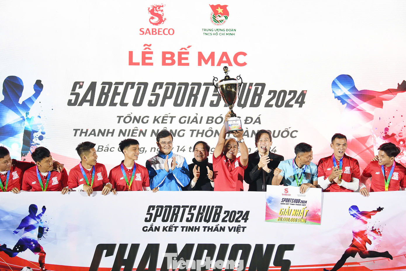 Anh Bùi Quang Huy - Ủy viên dự khuyết T.Ư Đảng, Bí thư thứ nhất T.Ư Đoàn trao giải Nhất Anh Bùi Quang Huy - Ủy viên dự khuyết T.Ư Đảng, Bí thư thứ nhất T.Ư Đoàn trao giải Nhất