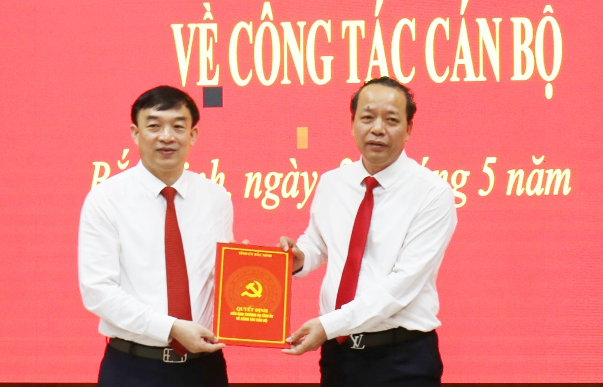 Phó Bí thư Thường trực Tỉnh ủy, Chủ tịch HĐND tỉnh Bắc Ninh Nguyễn Quốc Chung (bên phải) trao quyết định bổ nhiệm ông Lợi. Phó Bí thư Thường trực Tỉnh ủy, Chủ tịch HĐND tỉnh Bắc Ninh Nguyễn Quốc Chung (bên phải) trao quyết định bổ nhiệm ông Lợi.