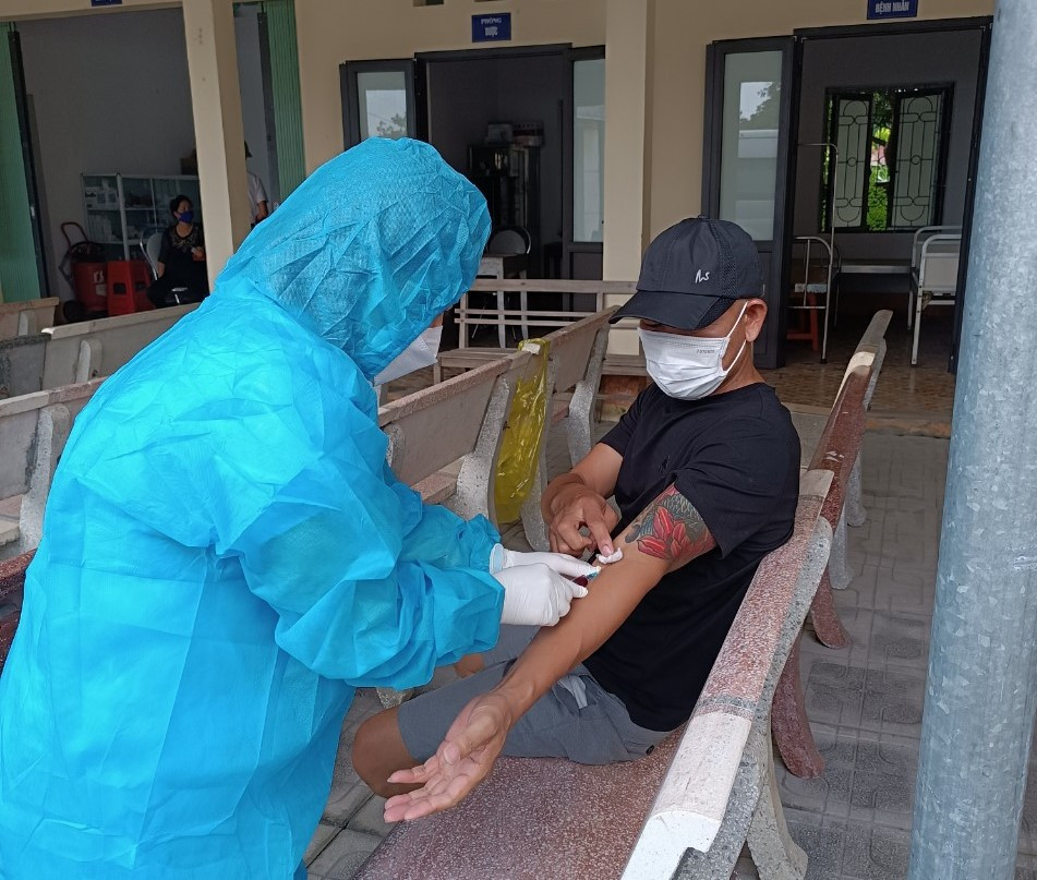 Cán bộ Trung tâm Y tế huyện Hiệp Hòa lấy mẫu xét nghiệm cho người có nguy cơ nhiễm bạch hầu.