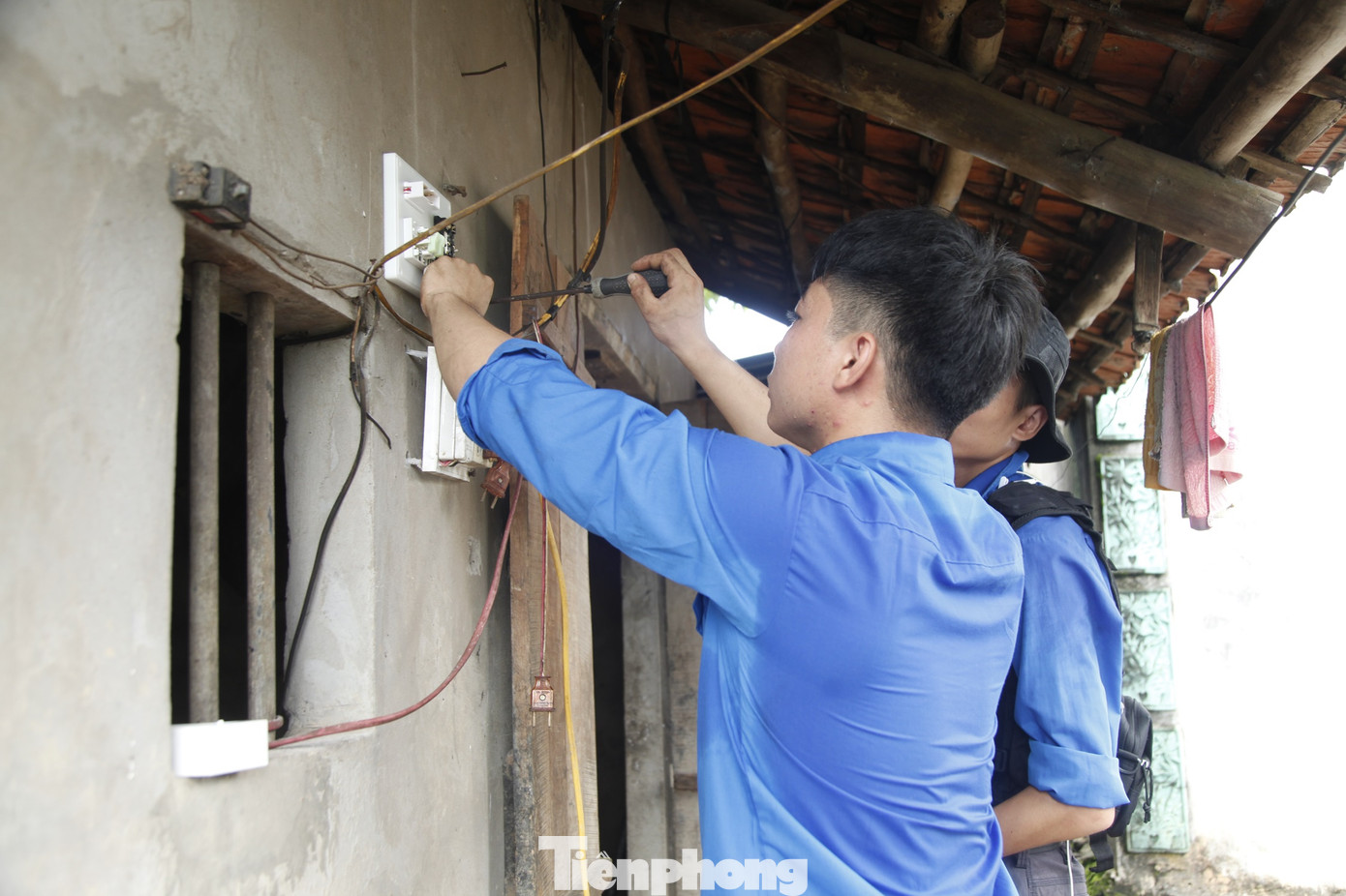 Sinh viên tình nguyện sửa điện giúp gia đình thương binh. Ảnh: Nguyễn Thắng Sinh viên tình nguyện sửa điện giúp gia đình thương binh. Ảnh: Nguyễn Thắng