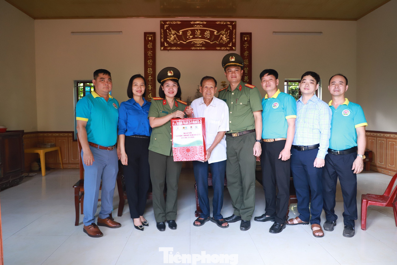 Bạn tổ chức tặng quà thương bệnh binh và gia đình chính sách.