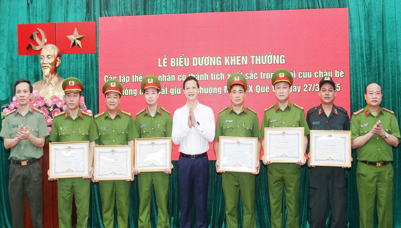 Chủ tịch UBND tỉnh Bắc Ninh khen thưởng Công an giải cứu bé gái bị bắt làm con tin. Chủ tịch UBND tỉnh Bắc Ninh khen thưởng Công an giải cứu bé gái bị bắt làm con tin.