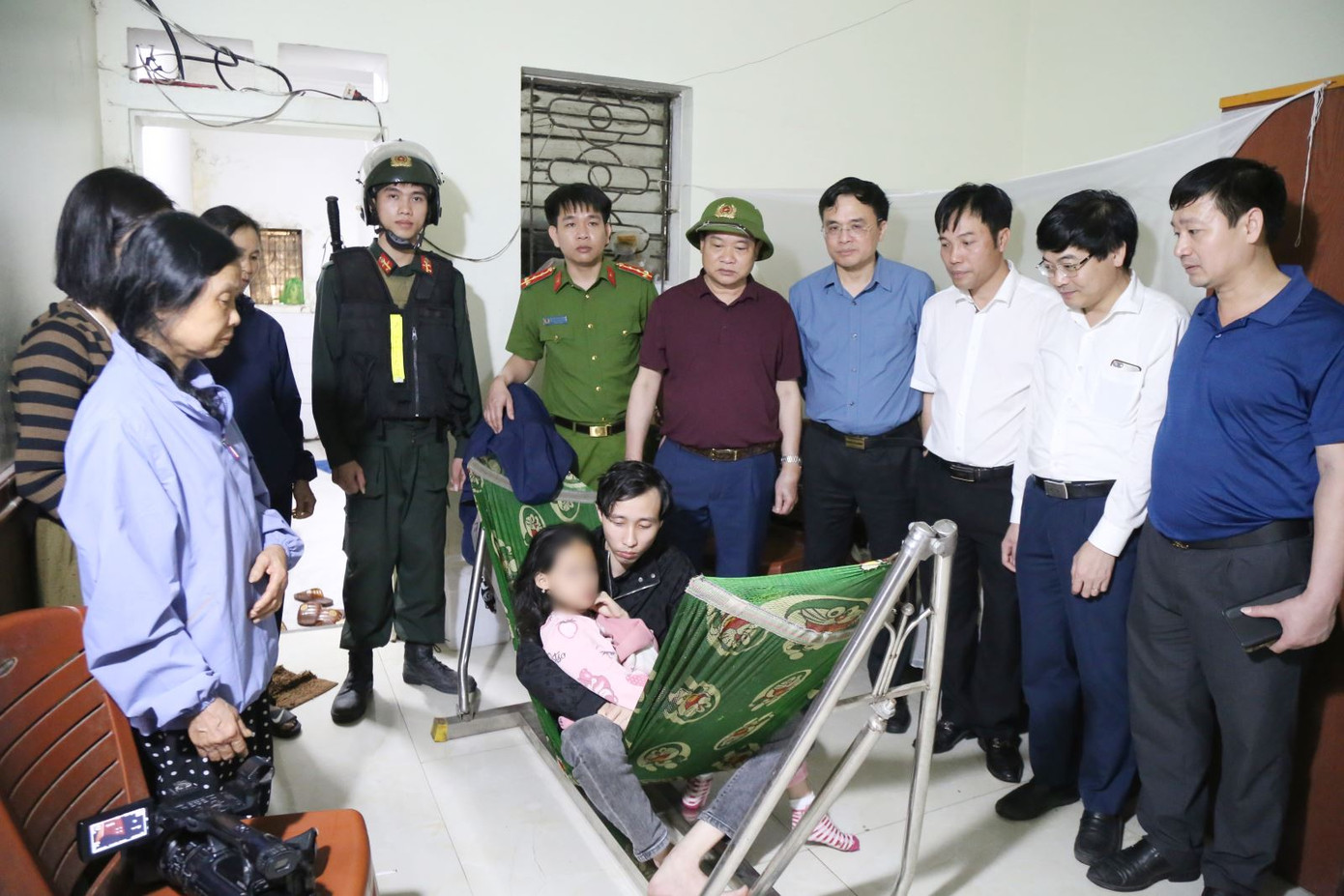 Cơ quan chức năng đến thăm hỏi, động viên cháu T và gia đình. Ảnh Công an tỉnh Bắc Ninh.