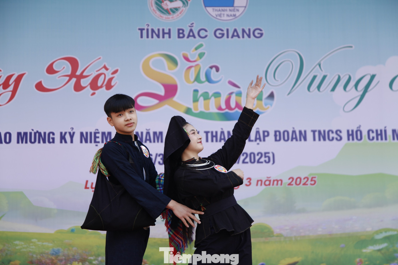 Thi trình diễn trang phục dân tộc. Ảnh: Nguyễn Thắng