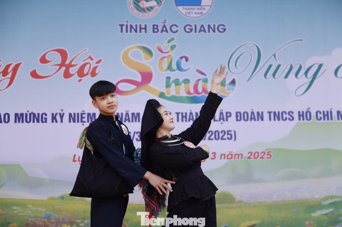 Thi trình diễn trang phục dân tộc. Ảnh: Nguyễn Thắng