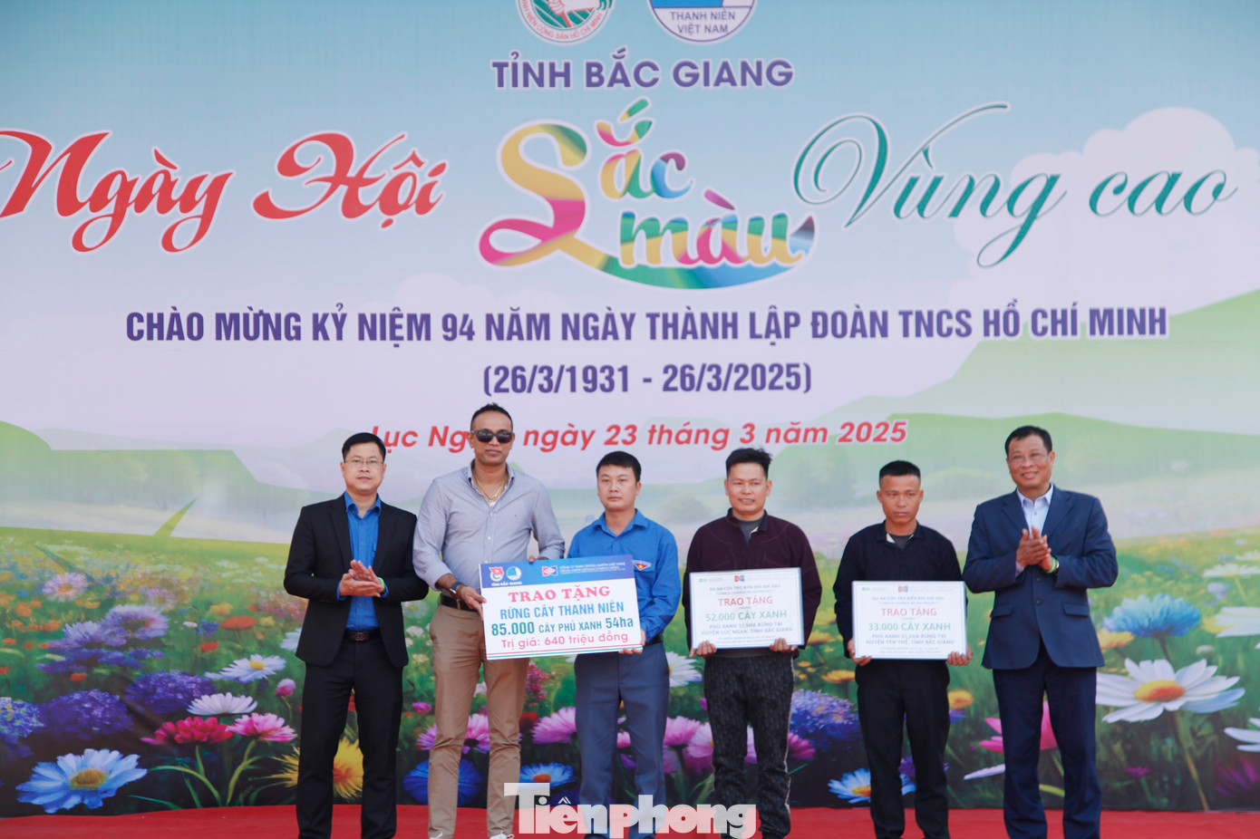 Tỉnh Đoàn Bắc Giang và đơn vị tài trợ trao tặng 85.000 cây phủ xanh trên 54 ha đất trống, đồi trọc tại xã Canh Nậu, xã Đồng Vương (huyện Yên Thế), xã Tân Sơn, xã Sa Lý (huyện Lục Ngạn), tổng trị giá 640 triệu đồng. Ảnh: Nguyễn Thắng