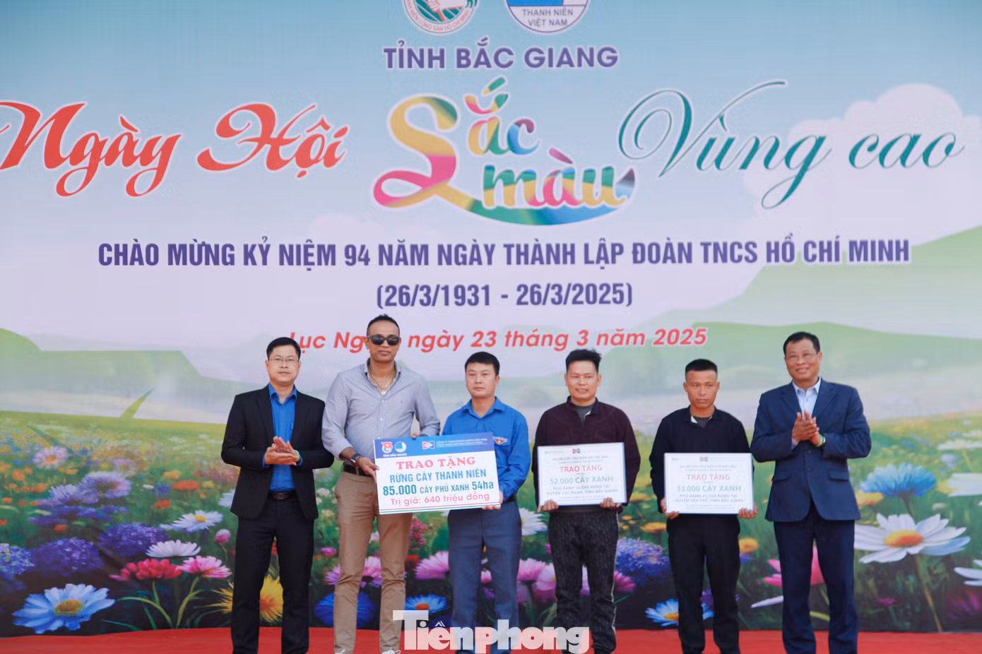 Tỉnh Đoàn Bắc Giang và đơn vị tài trợ trao tặng 85.000 cây phủ xanh trên 54 ha đất trống, đồi trọc tại xã Canh Nậu, xã Đồng Vương (huyện Yên Thế), xã Tân Sơn, xã Sa Lý (huyện Lục Ngạn), tổng trị giá 640 triệu đồng. Ảnh: Nguyễn Thắng