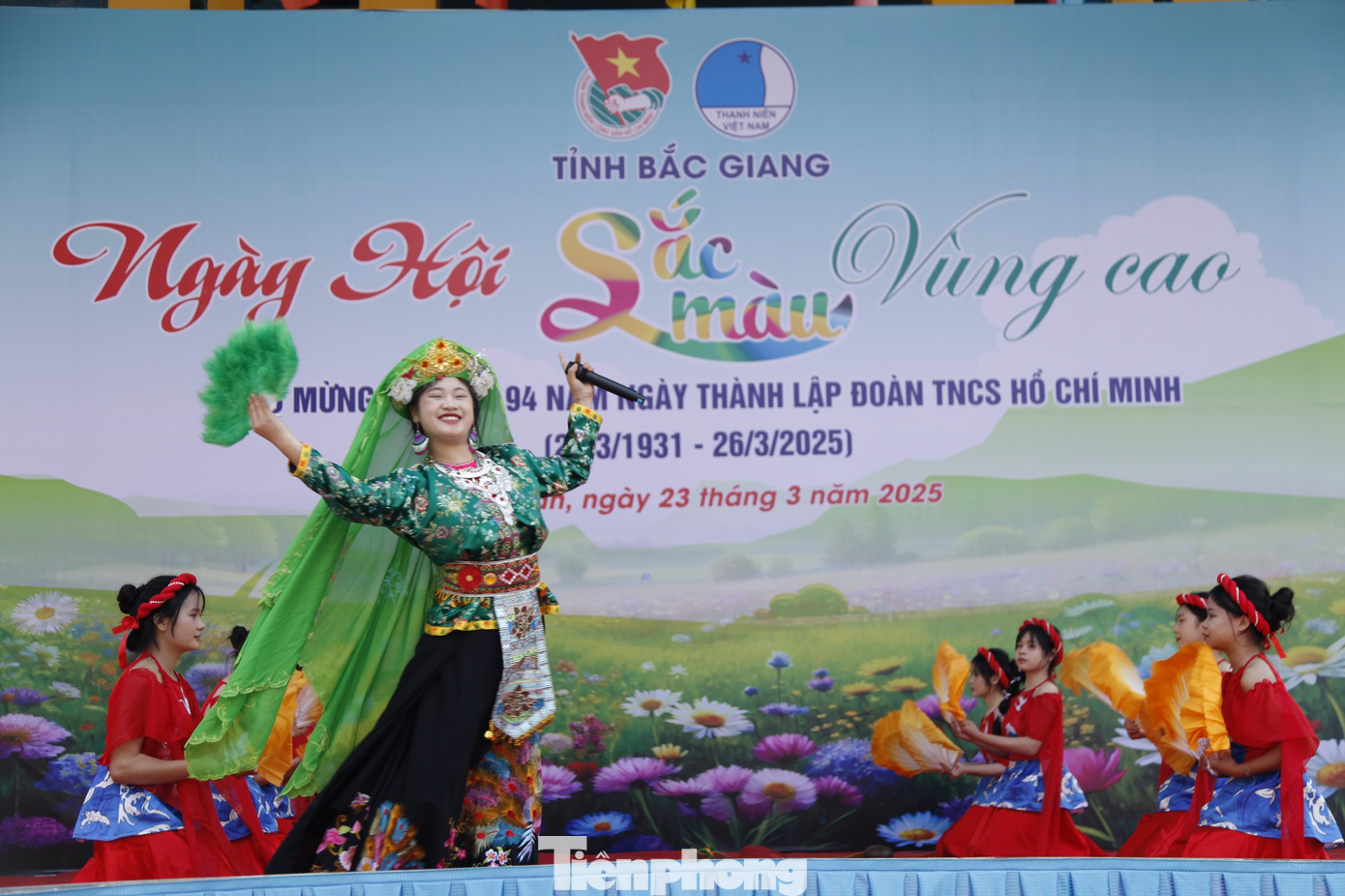 Thi văn nghệ tại chương trình sắc màu vùng cao. Ảnh: Nguyễn Thắng