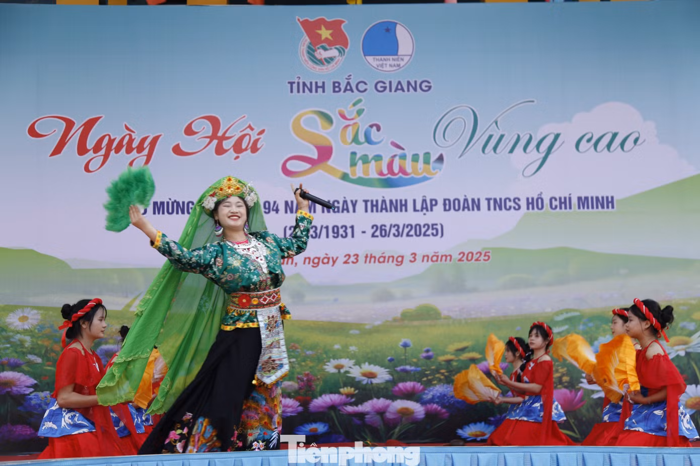 Thi văn nghệ tại chương trình sắc màu vùng cao. Ảnh: Nguyễn Thắng