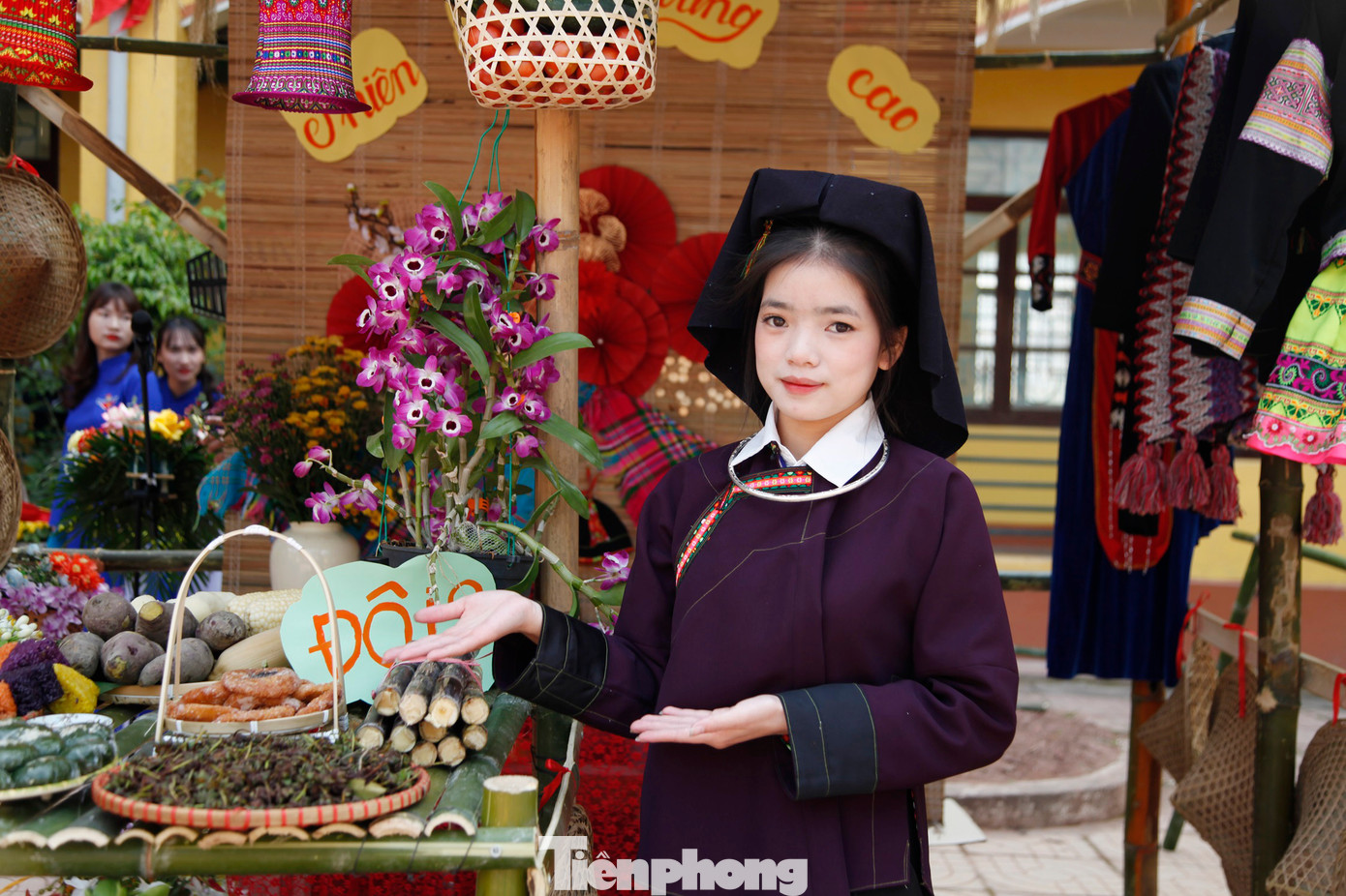 Trưng bày gian hàng đồng bào dân tộc. Ảnh: Nguyễn Thắng