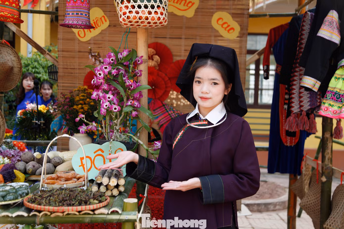 Trưng bày gian hàng đồng bào dân tộc. Ảnh: Nguyễn Thắng