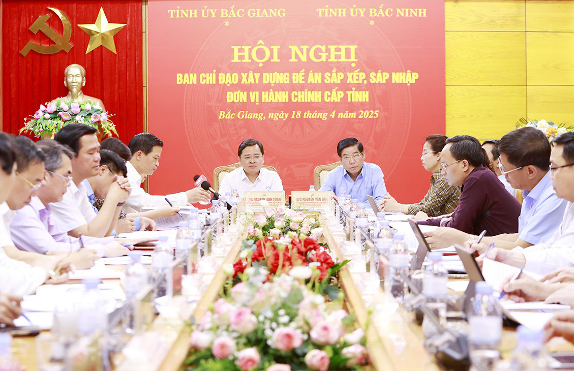 Bí thư Tỉnh ủy Bắc Giang Nguyễn Văn Gấu (bên phải) và Bí thư Tỉnh ủy Bắc Ninh Nguyễn Anh Tuấn đồng chủ trì hội nghị.