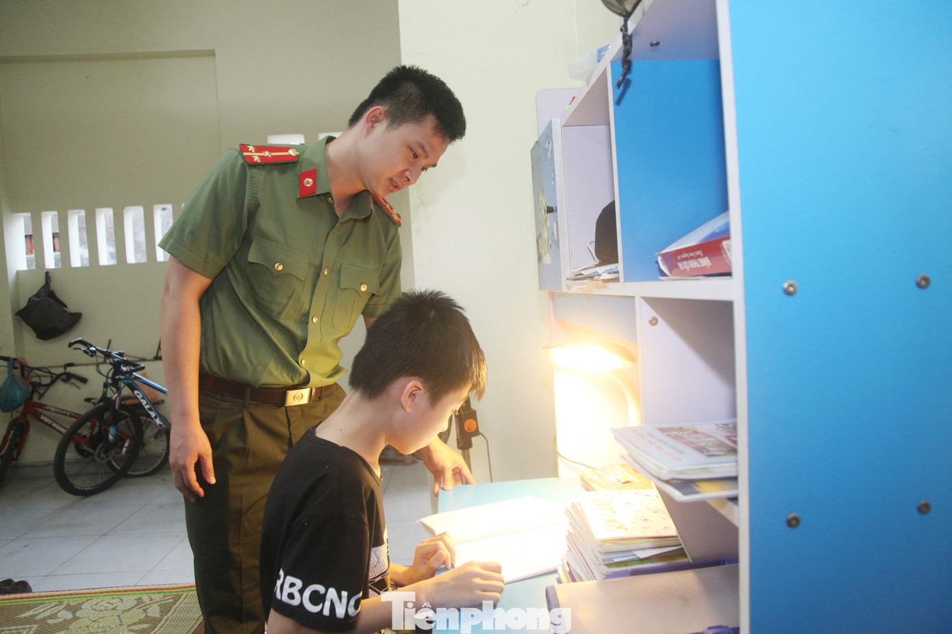 Tuổi trẻ Công an tỉnh Bắc Giang nhận đỡ đầu trẻ em khó khăn. Ảnh: Nguyễn Thắng Tuổi trẻ Công an tỉnh Bắc Giang nhận đỡ đầu trẻ em khó khăn. Ảnh: Nguyễn Thắng