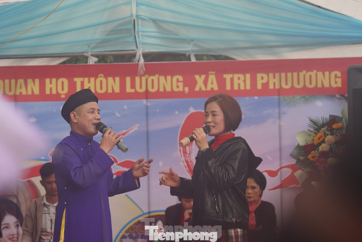 Du khách giao lưu hát quan họ tại hội Lim. Du khách giao lưu hát quan họ tại hội Lim.