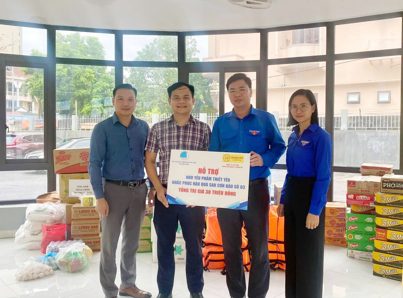 Hội LHTN tỉnh Bắc Ninh (bên phải) trao kinh phí hỗ trợ người dân tỉnh Bắc Giang vượt qua bão lũ.