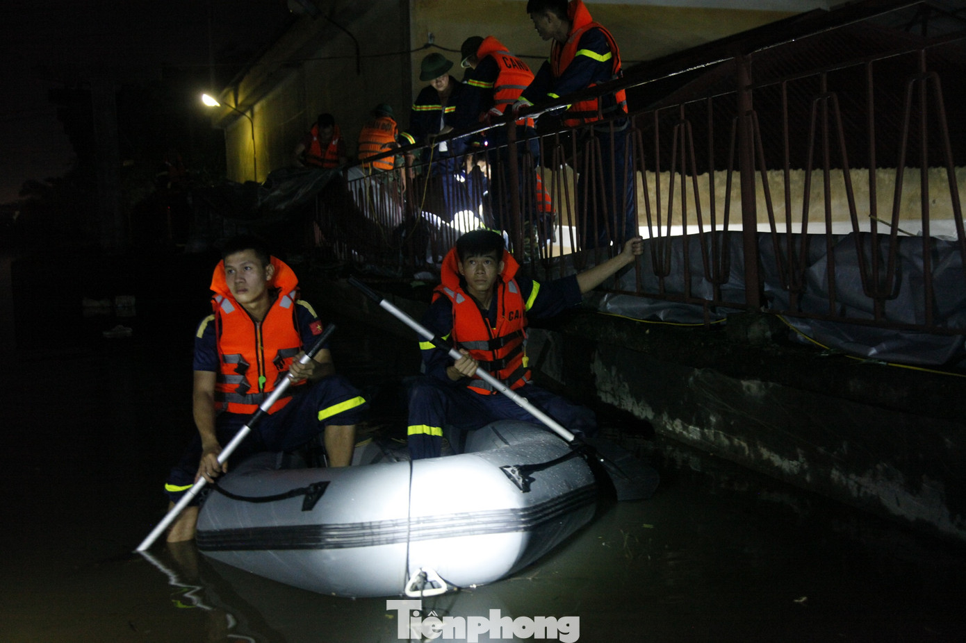 Chiến sỹ quân đội kiểm tra bể xả của Trạm bơm Cống bún. Ảnh: Nguyễn Thắng