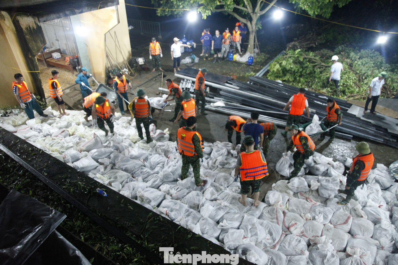 Các bao cát đắp ở khu vực xảy ra sự cố của Trạm bơm Cống Bún. Ảnh: Nguyễn Thắng