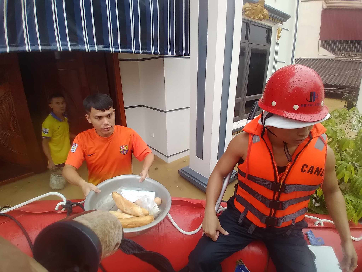 Cơ quan chức năng tiếp tế lương thực cho người dân bị ngập nước ở Bắc Giang. Ảnh: Nguyễn Thắng