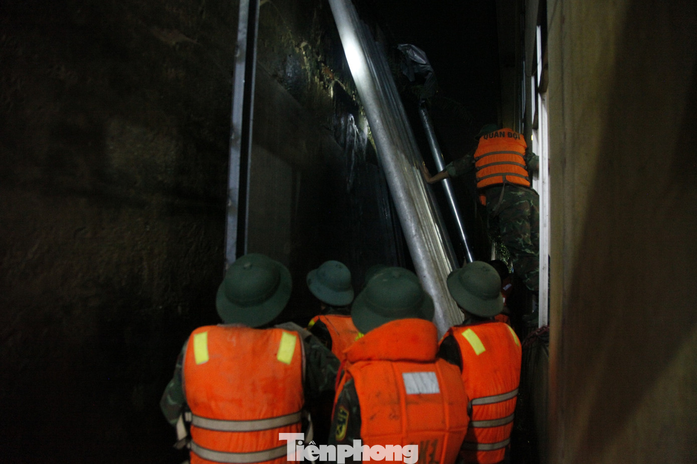 Tấm sắt lớn được dùng để bịt vết nứt ở Trạm bơm Cống Búm. Ảnh: Nguyễn Thắng