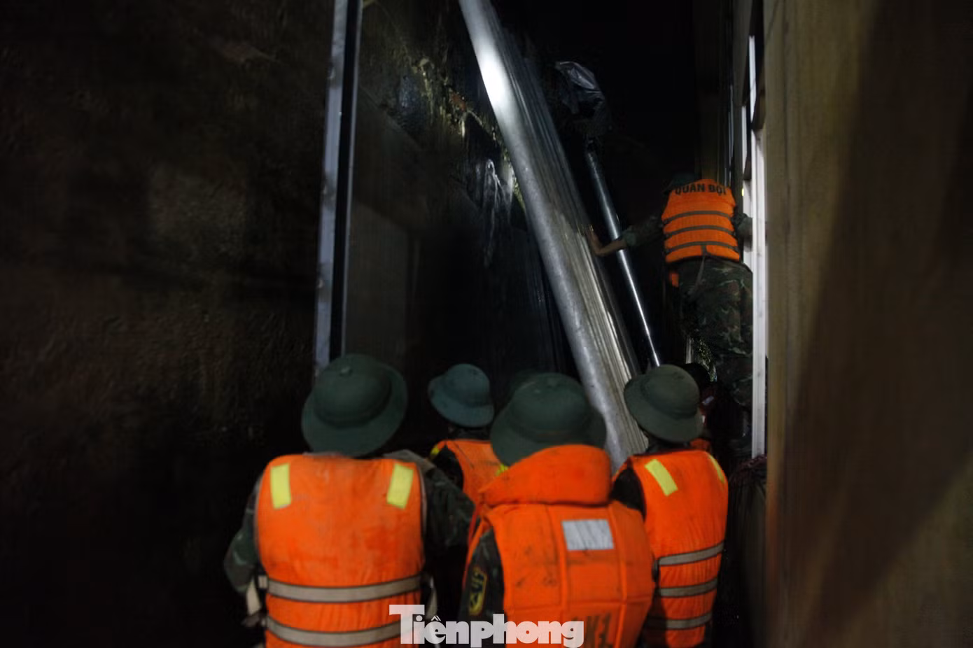 Tấm sắt lớn được dùng để bịt vết nứt ở Trạm bơm Cống Búm. Ảnh: Nguyễn Thắng