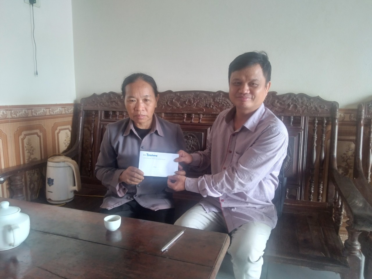 Báo Tiền Phong trao số tiền hỗ trợ cho bà Thân Thị Bích.