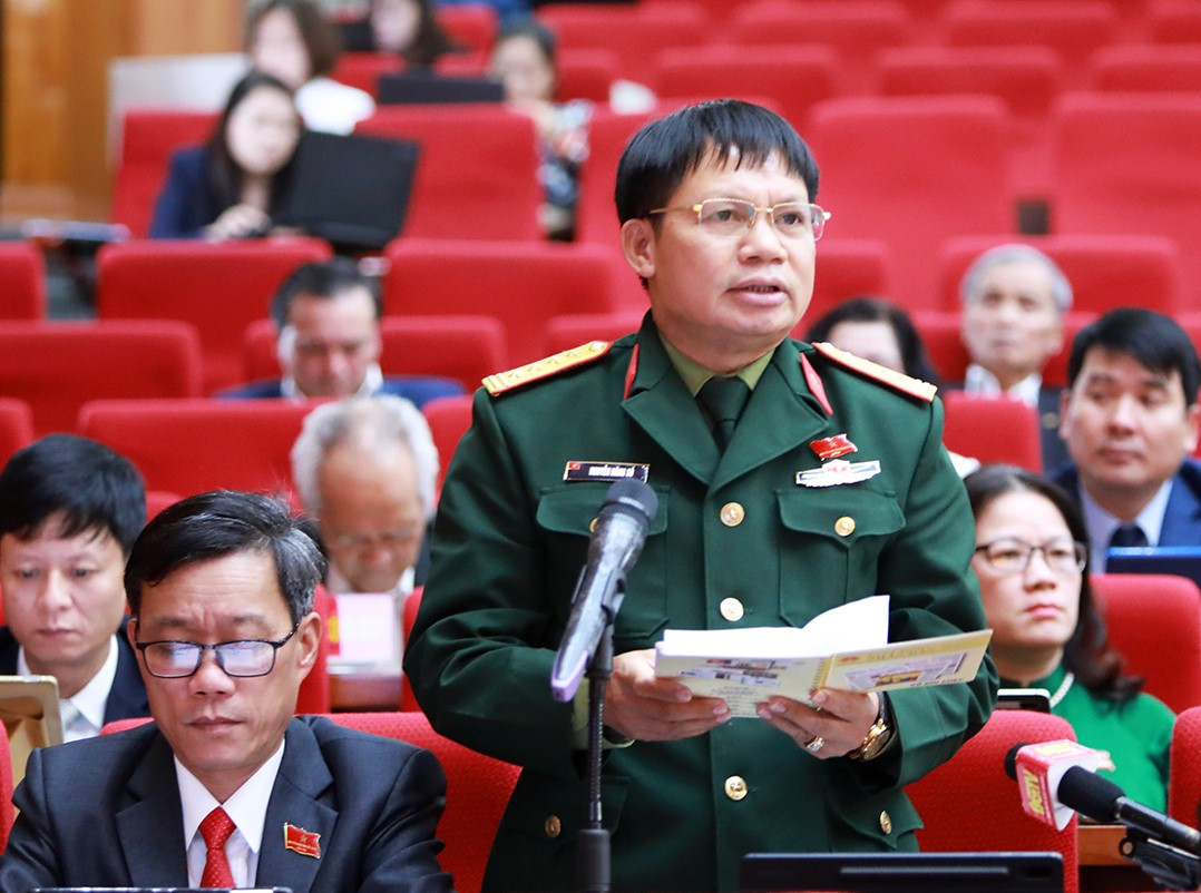 Đại biểu đặt câu hỏi với Giám đốc Công an tỉnh Bắc Giang về tội phạm lừa đảo qua mạng xã hội.