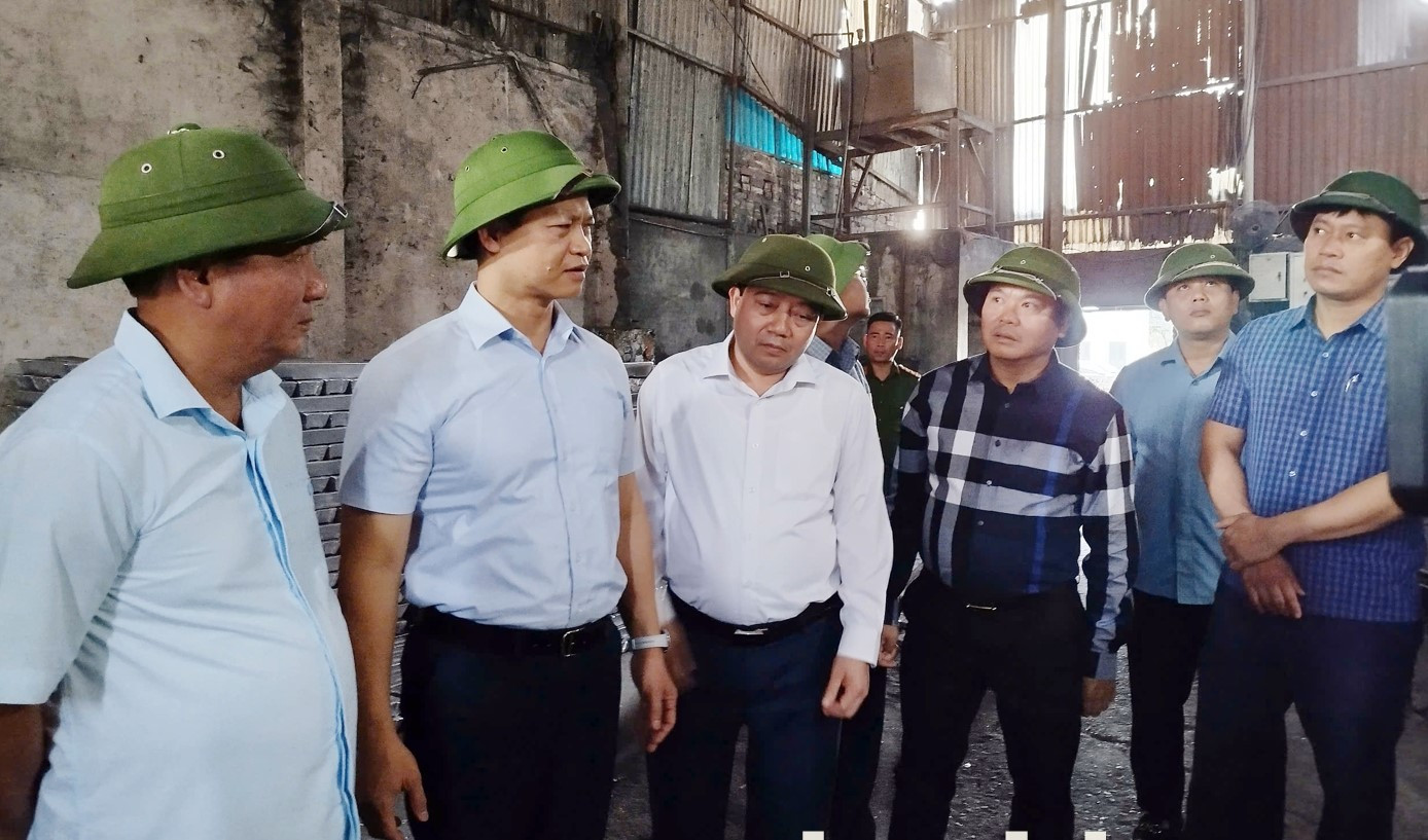 Chủ tịch UBND tỉnh Bắc Ninh Vương Quốc Tuấn (thứ 2 bên trái) kiểm tra xử lý ô nhiễm môi trường làng nghề Mẫn Xá.