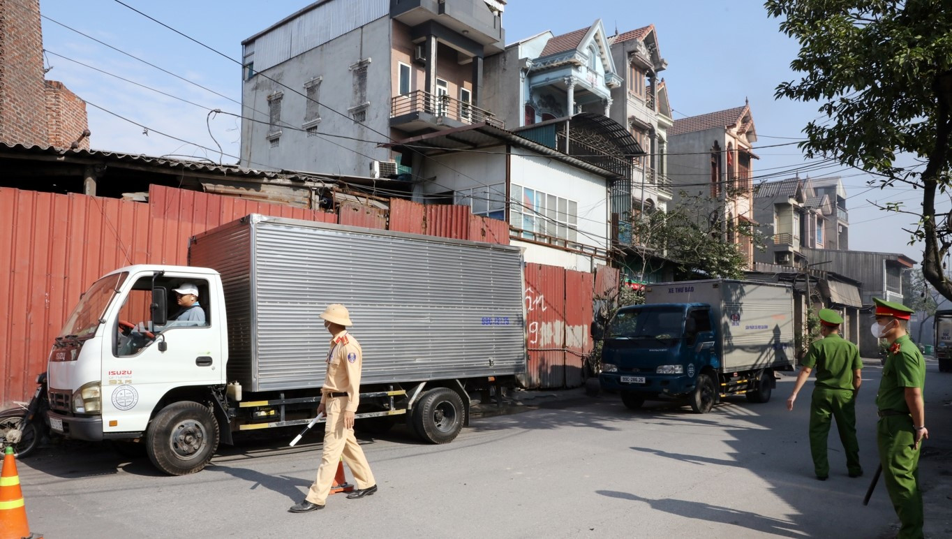 Công an huyện Yên Phong triển khai tổ chốt kiểm tra xử lý môi trường ở xã Văn Môn.