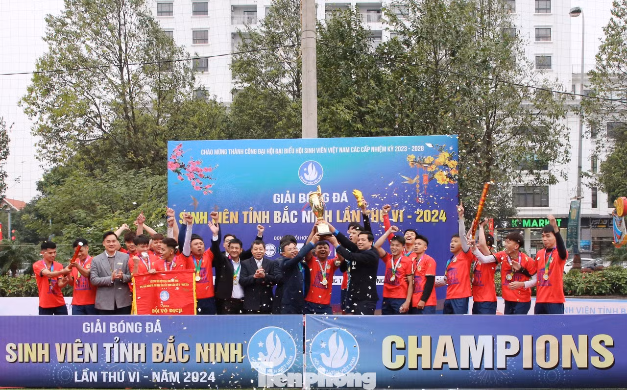Ban tổ chức trao cúp cho đội bóng vô địch. Ban tổ chức trao cúp cho đội bóng vô địch.