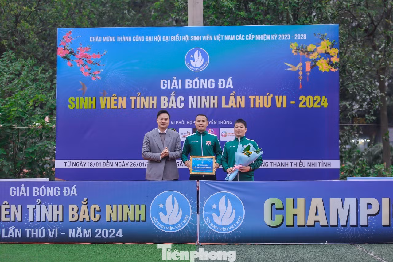 Ban tổ chức trao giải phụ cho các cầu thủ. Ban tổ chức trao giải phụ cho các cầu thủ.