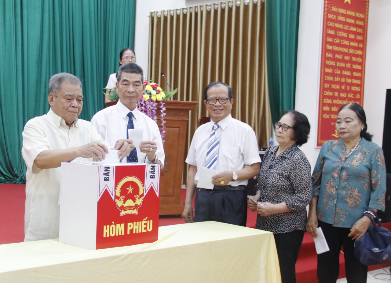 Người dân tỉnh Bắc Giang bỏ phiếu ý kiến về sắp xếp đơn vị hành chính cấp huyện và xã. Người dân tỉnh Bắc Giang bỏ phiếu ý kiến về sắp xếp đơn vị hành chính cấp huyện và xã.