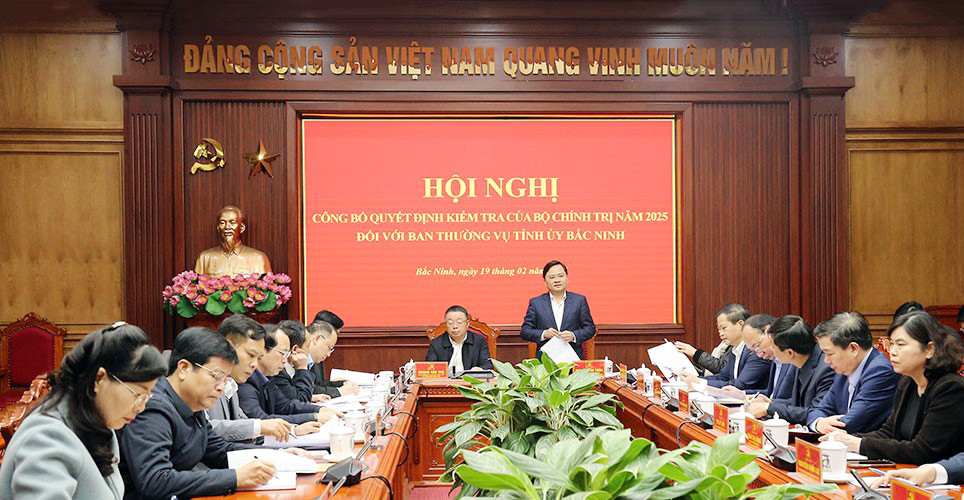 Công bố quyết định của Bộ Chính trị kiểm tra Ban Thường vụ Tỉnh ủy Bắc Ninh. Ảnh: Thái Uyên Công bố quyết định của Bộ Chính trị kiểm tra Ban Thường vụ Tỉnh ủy Bắc Ninh. Ảnh: Thái Uyên