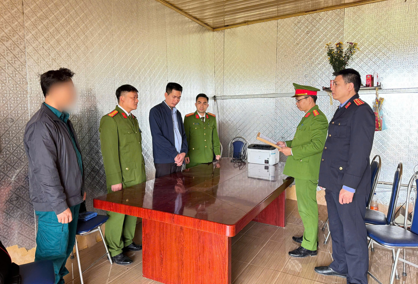 Cơ quan Công an tiến hành các hoạt động tố tụng đối với Nguyễn Đình Văn. Cơ quan Công an tiến hành các hoạt động tố tụng đối với Nguyễn Đình Văn.