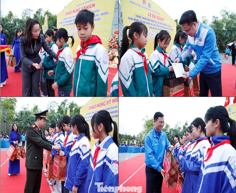 Bí thư Trung ương Đoàn, Chủ tịch Hội LHTN Việt Nam Nguyễn Tường Lâm, bà Nguyễn Thị Hương - Phó Bí thư Thường trực Tỉnh ủy, Chủ tịch HĐND tỉnh Bắc Giang, lãnh đạo Công an và Tỉnh Đoàn Bắc Giang trao quà tặng các em học sinh có hoàn cảnh khó khăn. Ảnh: Nguyễn Thắng Bí thư Trung ương Đoàn, Chủ tịch Hội LHTN Việt Nam Nguyễn Tường Lâm, bà Nguyễn Thị Hương - Phó Bí thư Thường trực Tỉnh ủy, Chủ tịch HĐND tỉnh Bắc Giang, lãnh đạo Công an và Tỉnh Đoàn Bắc Giang trao quà tặng các em học sinh có hoàn cảnh khó khăn. Ảnh: Nguyễn Thắng