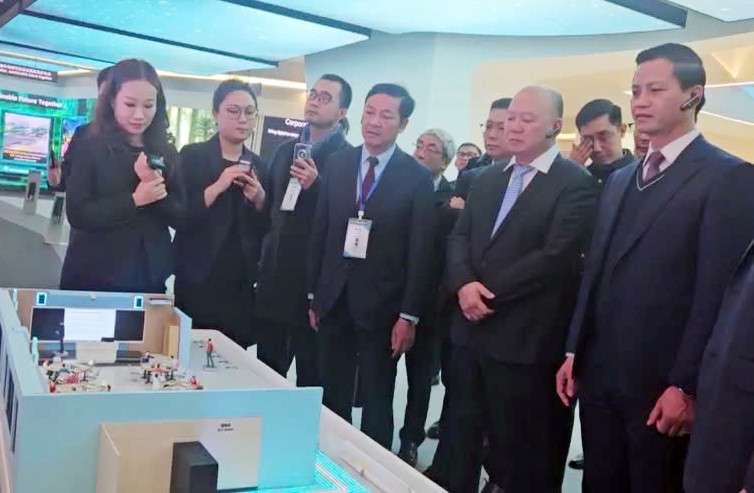 Đoàn công tác tỉnh Bắc Ninh tham quan mô hình của Tập đoàn Huawei. Đoàn công tác tỉnh Bắc Ninh tham quan mô hình của Tập đoàn Huawei.