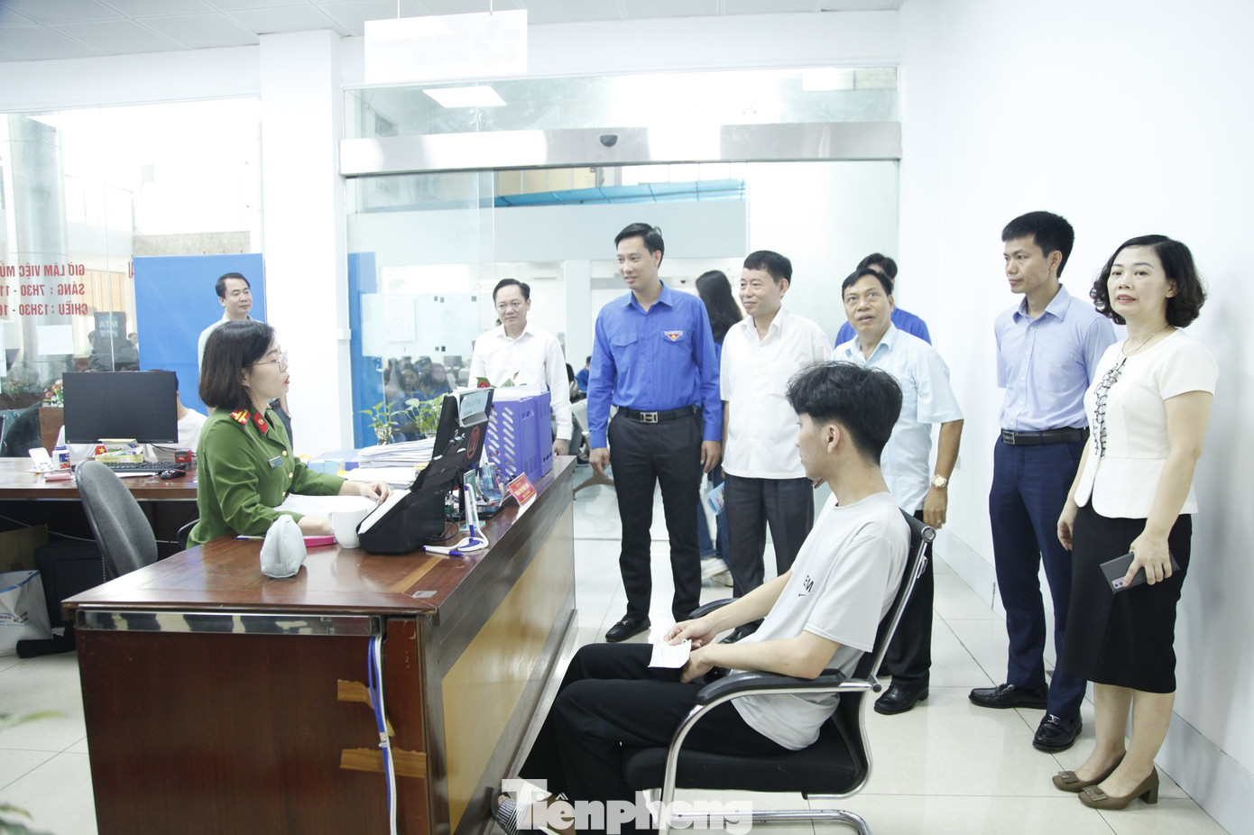 Đoàn viên, thanh niên Công an tỉnh Bắc Ninh hỗ trợ người dân giải quyết thủ tục hành chính. Ảnh: Nguyễn Thắng Đoàn viên, thanh niên Công an tỉnh Bắc Ninh hỗ trợ người dân giải quyết thủ tục hành chính. Ảnh: Nguyễn Thắng