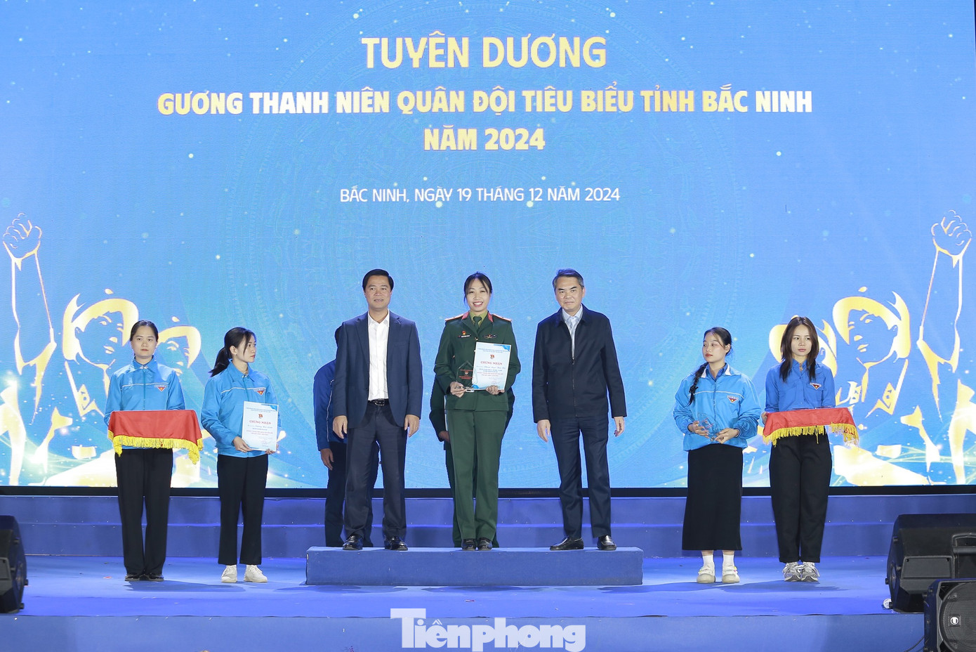 Ông Lê Xuân Lợi - Phó Chủ tịch UBND tỉnh (bên trái) và ông Vũ Minh Hiếu - Trưởng ban Nội chính tỉnh Bắc Ninh trao thưởng thanh niên tiêu biểu.