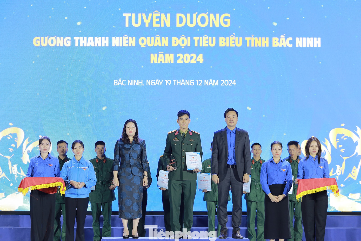 Anh Trần Văn Đăng - Bí thư Tỉnh Đoàn (bên phải) và lãnh đạo Đoàn đại biểu Quốc hội tỉnh Bắc Ninh trao thưởng thanh niên quân đội tiêu biểu.