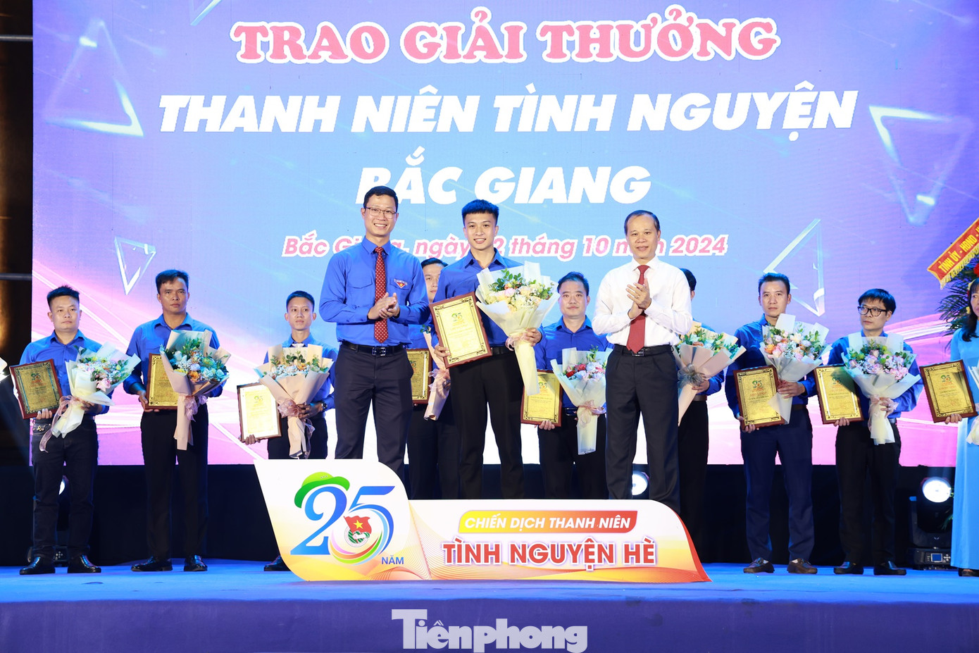 Ông Mai Sơn – Phó Chủ tịch thường trực UBND tỉnh Bắc Giang (bên phải) và Bí thư Tỉnh Đoàn Bắc Giang Thân Trung Kiên (bên trái) trao giải thưởng thanh niên tình nguyện. Ảnh: Nguyễn Thắng