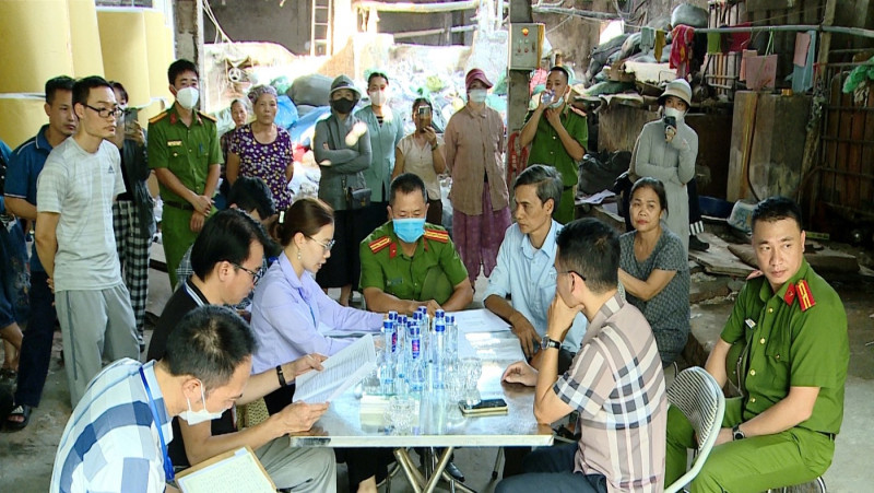 Cơ quan chức năng tỉnh Bắc Ninh kiểm tra cơ sở sản xuất giấy ở phường Phong Khê.